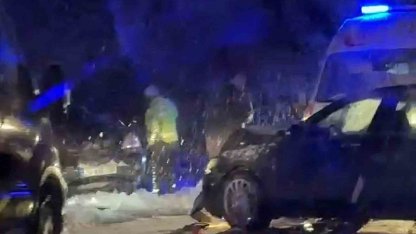 Karlı yolda kayan otomobil karşı şeritten gelen araçla çarpıştı: 6 yaralı