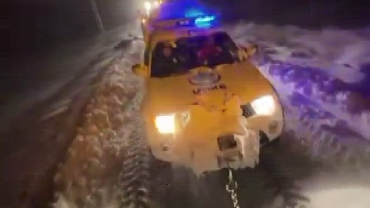 Karlı yolda mahsur kalan ekiplerin yardımına köylüler yetişti