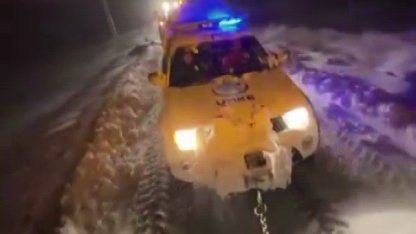 Karlı yolda mahsur kalan ekiplerin yardımına köylüler yetişti