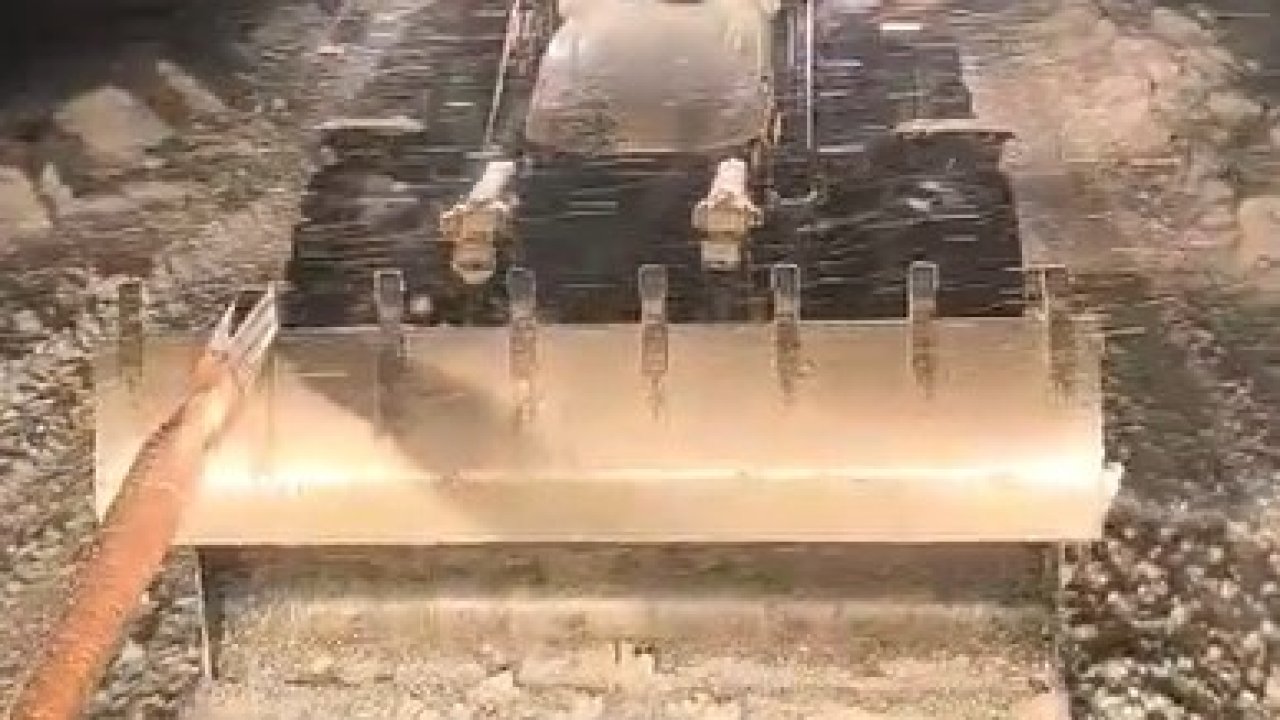 Karlı yolda mahsur kalan tır, iş makinesiyle kurtarıldı