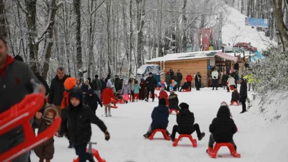 Karne hediyesi kar eğlencesi: Aktepe’de 7’den 70’e kızak şöleni