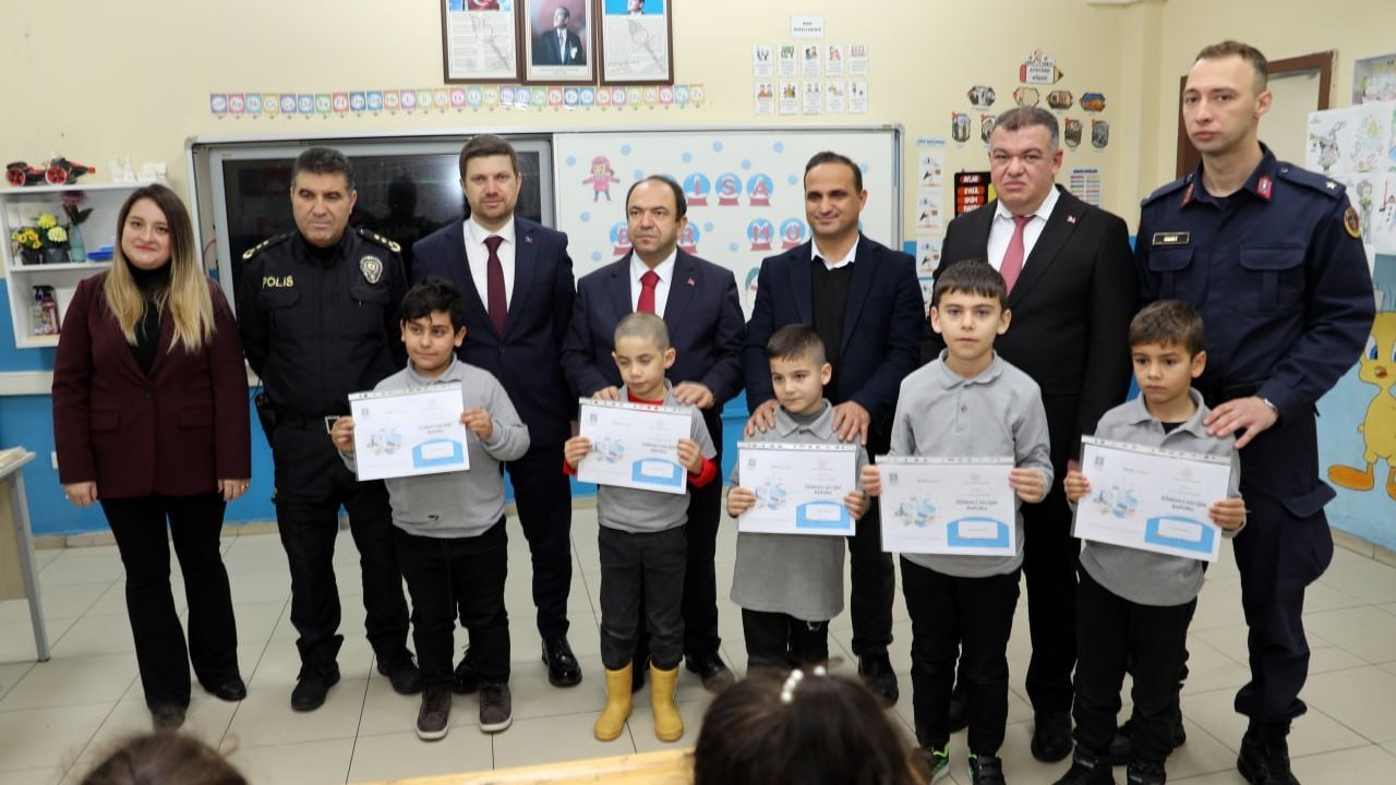 Karneler alındı, tatil zili çaldı: Karasu’da 12 bin öğrenci karne sevinci yaşadı