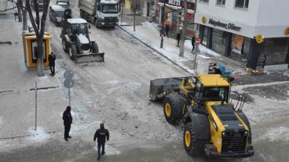 Kars Belediyesi’nden yoğun kar mesaisi: Caddeler temizleniyor