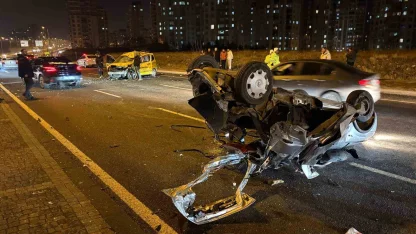 Karşı yola geçen otomobil taksi ile çarpıştı: 1’i ağır 3 yaralı