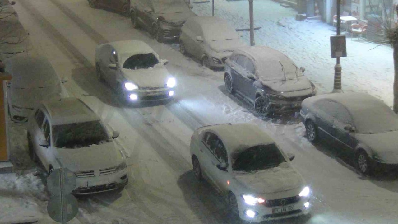 Kars’ta kar ve tipiden göz gözü görmüyor