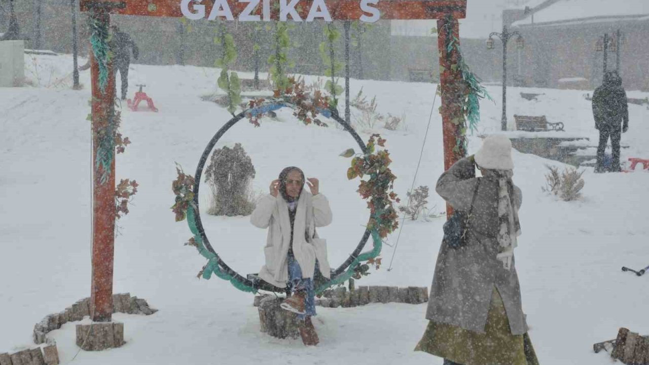 Kars’ta kar yağışı eğlenceye dönüştü