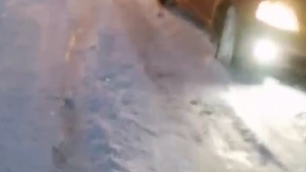 Kars’ta kara saplanan araçlar vatandaşlar tarafından kurtarıldı