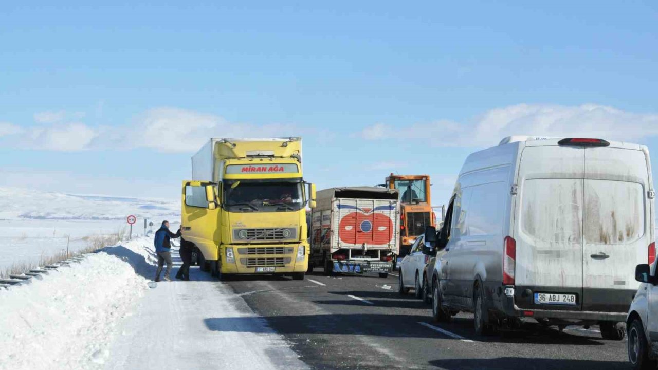 Kars’ta tırın kaymasıyla kapanan karayolu yeniden ulaşıma açıldı