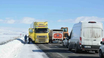 Kars’ta tırın kaymasıyla kapanan karayolu yeniden ulaşıma açıldı