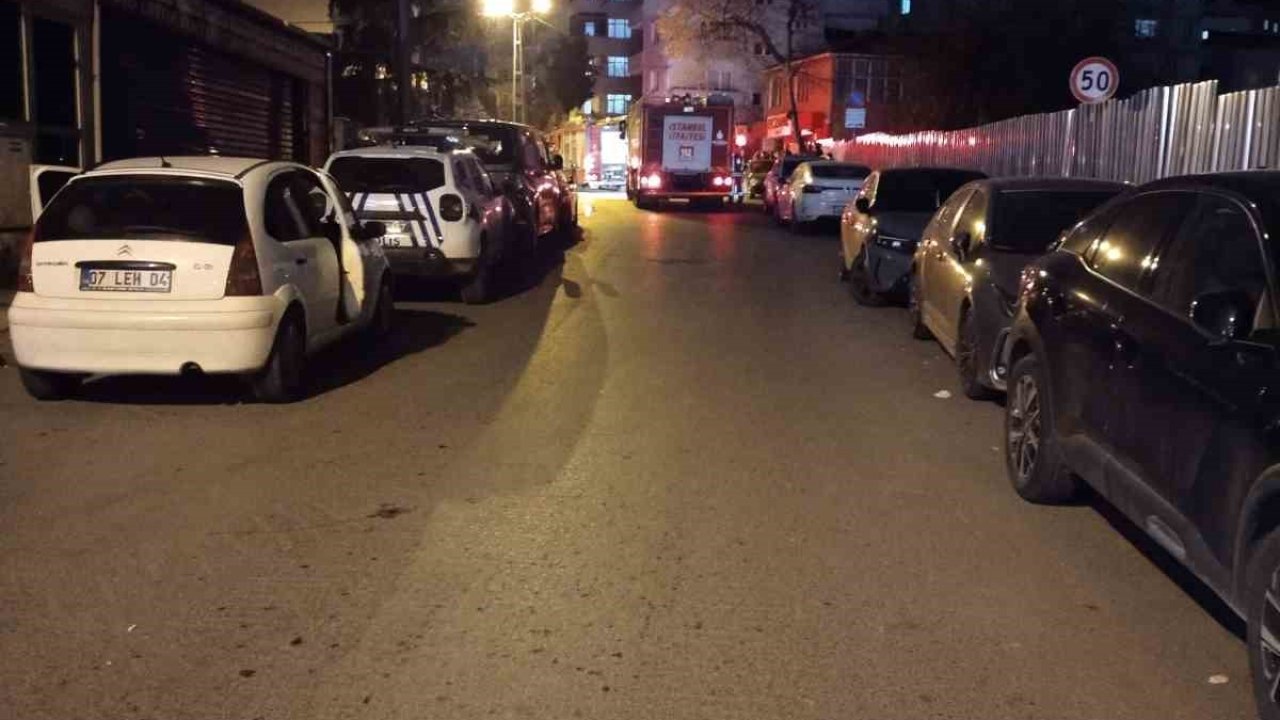 Kartal’da 5 katlı binanın çatısında yangın
