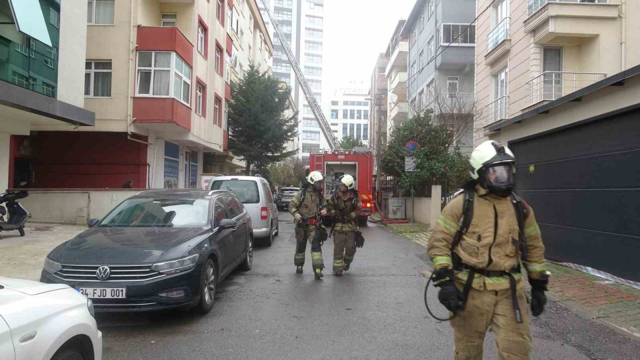 Kartal’da çatı katında yangın paniğe neden oldu