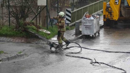Kartal’da hafriyat kamyonu elektrik tellerine takıldı: Olay ucuz atlatıldı