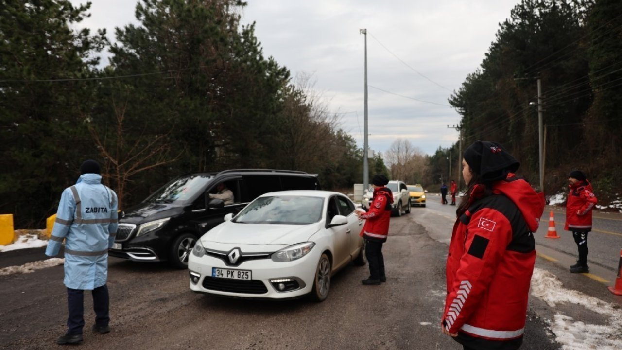 Kartepe yolunda sürücülere kış lastiği ve güvenli sürüş uyarısı