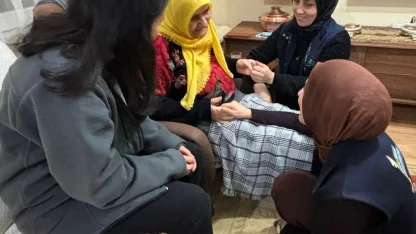 Kartepe’de "Alo Evlat" ekiplerinden yaşlılara evde sağlık ve bakım desteği