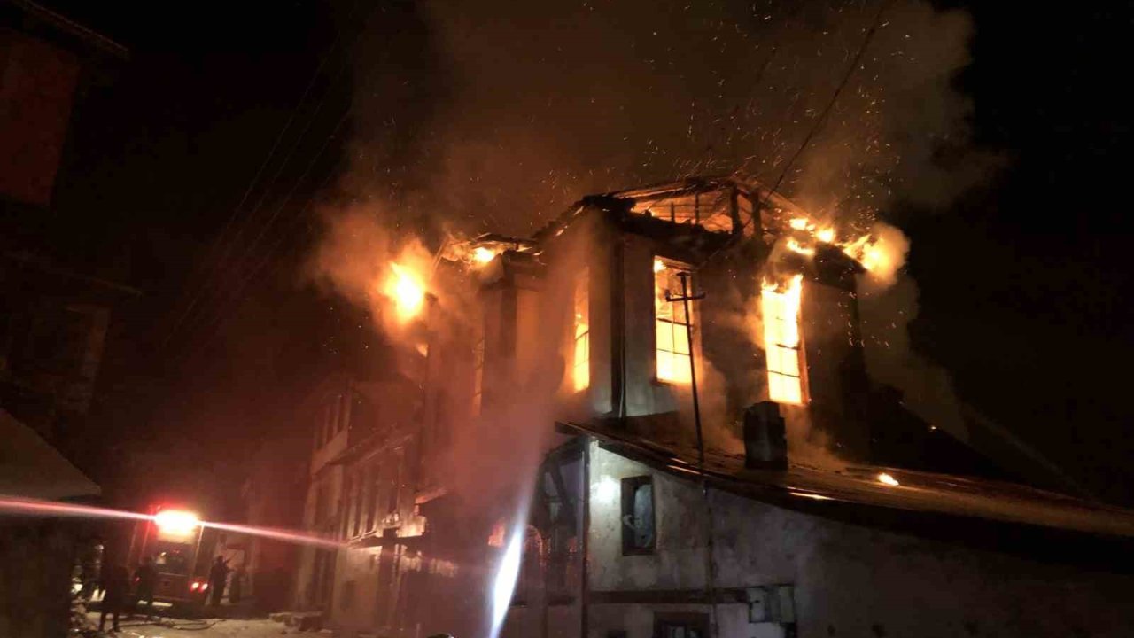 Kastamonu’da üç katlı tarihi konak yangında küle döndü