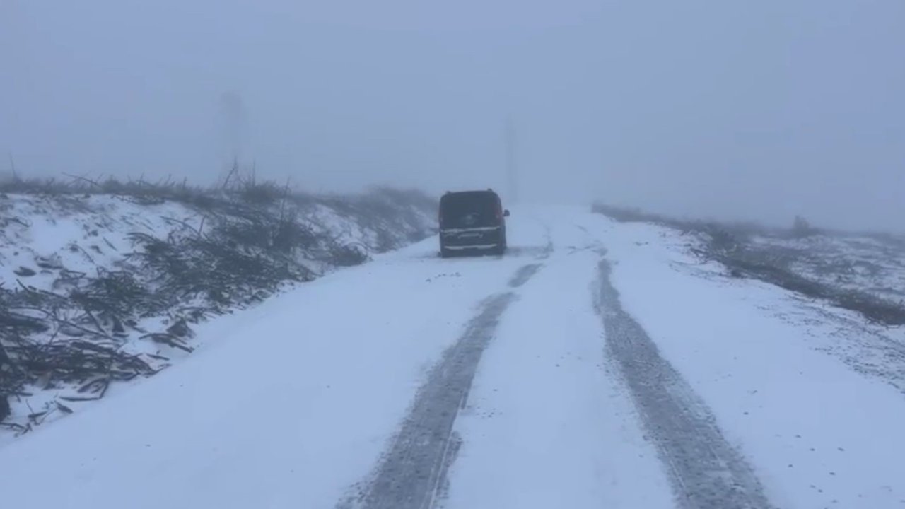 Kavaklıdere’de araçlar karda mahsur kaldı