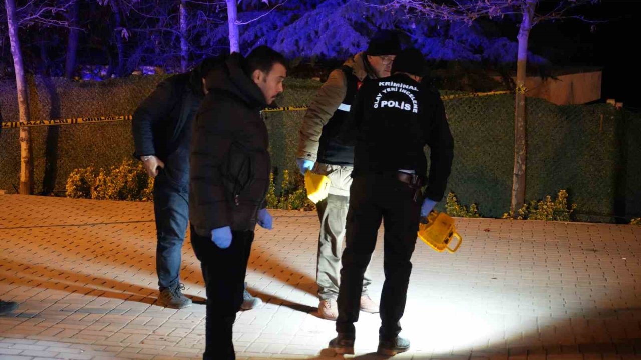 Kavgaya müdahale eden polis memuru bıçakla yaralandı