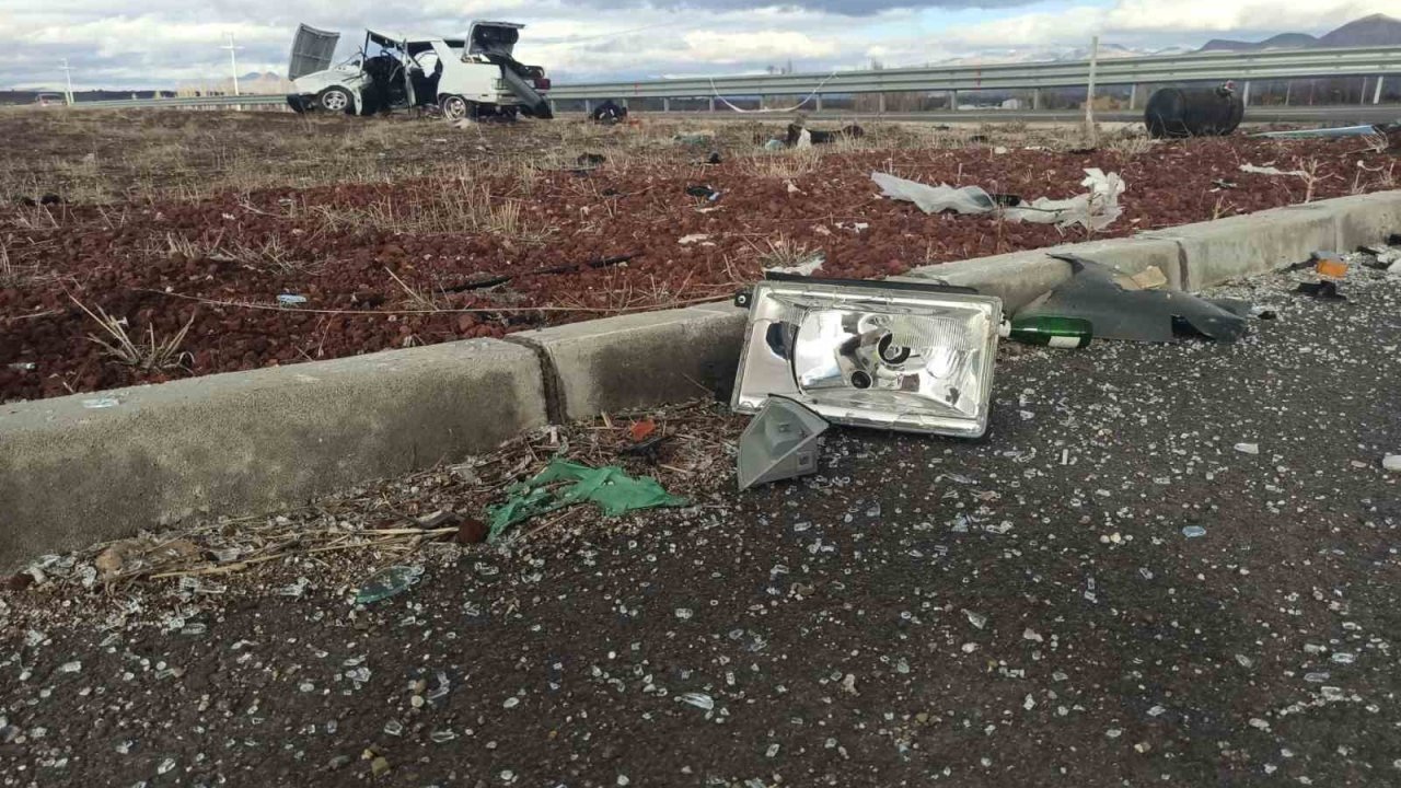 Kavşakta iki otomobil çarpıştı: 1 ölü, 1 yaralı