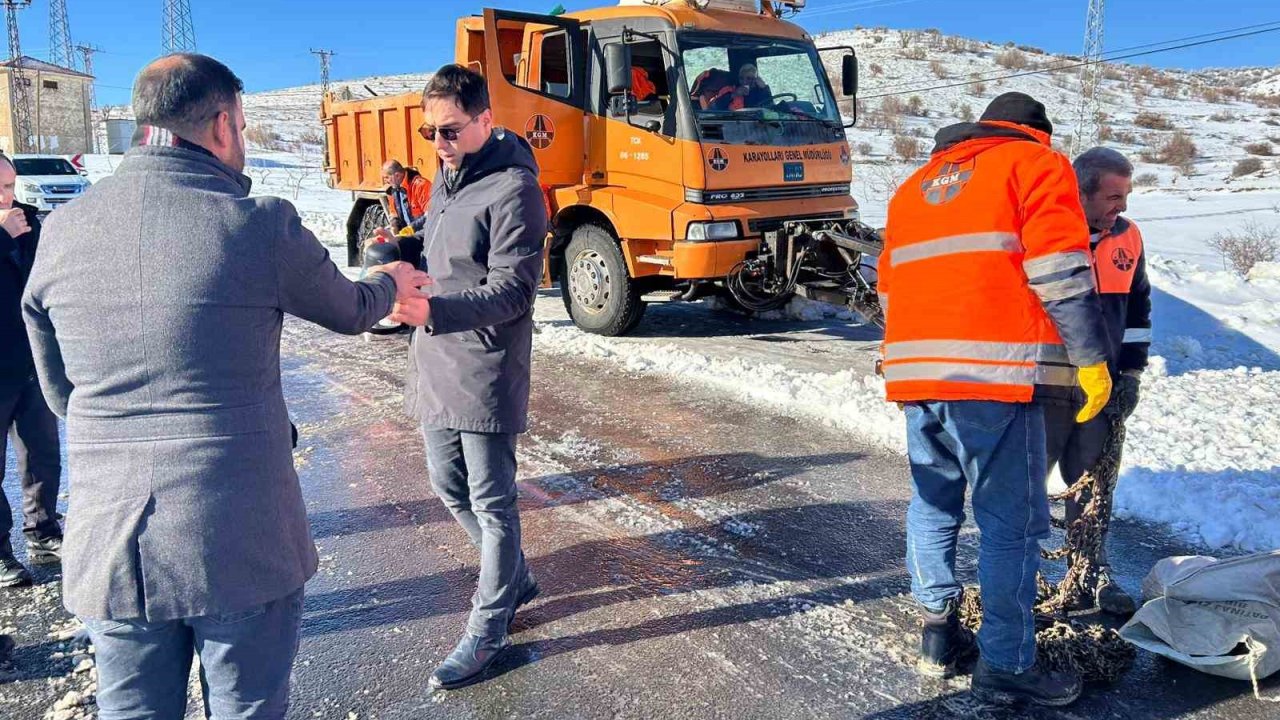 Kaymakam Öztaş, kar mesaisinde olan ekiplerle bir araya geldi