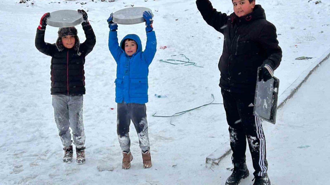 Kayseri’de çocukların kar eğlencesi: Tepsilerle kayak yaptılar