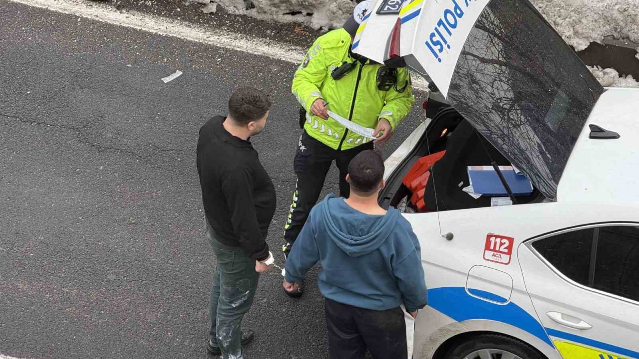 Kaza yapan sürücüler kavga edince kelepçelenip karakola götürüldü