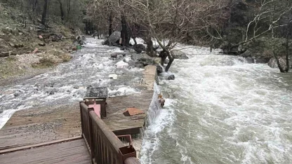 Kazdağların’da ani kar erimesi ve sağanak yağış nedeniyle dereler yataklarına sığmıyor