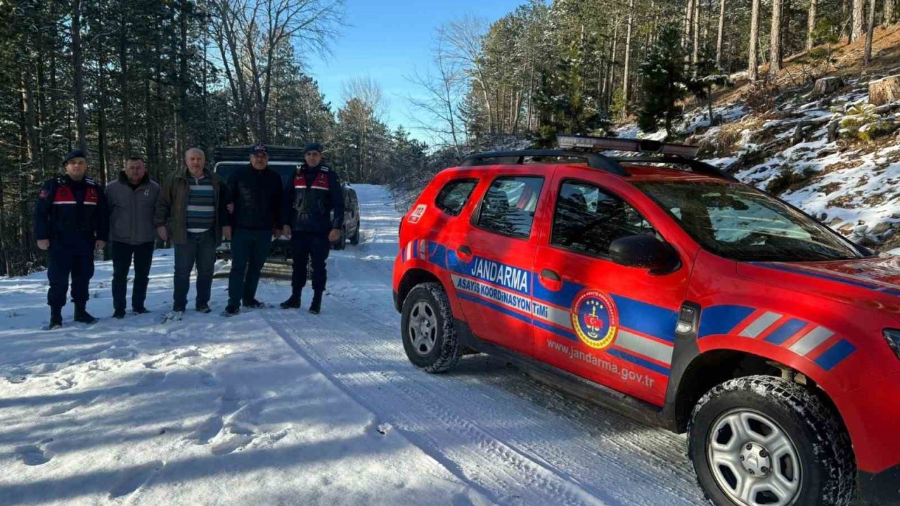 Kazdağları’nda karda mahsur kalan 4 kişiyi jandarma kurtardı