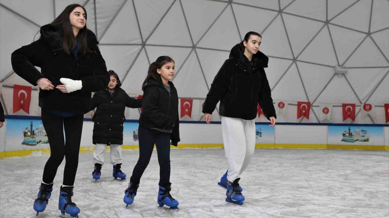 Keçiören Belediyesi’nden ücretsiz buz pateni hizmeti