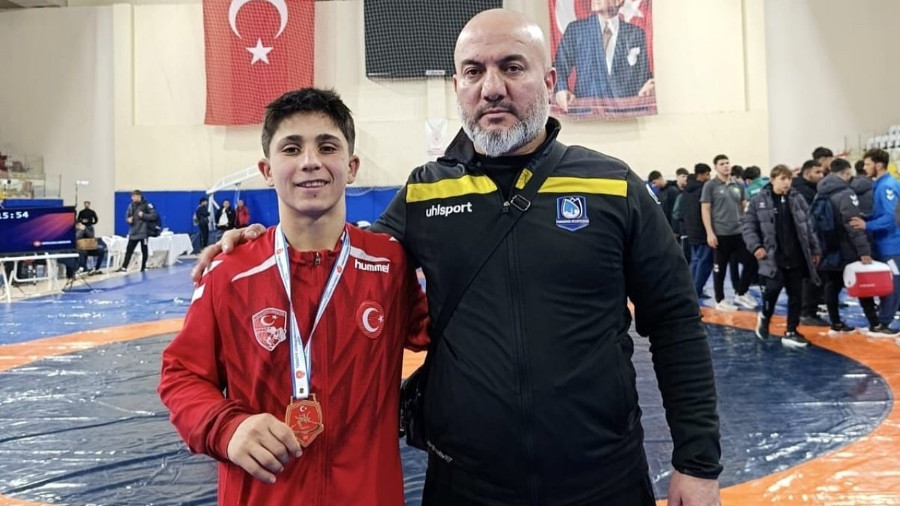 Kendinden iki yaş büyüklerle mücadele edip zirveye çıktı