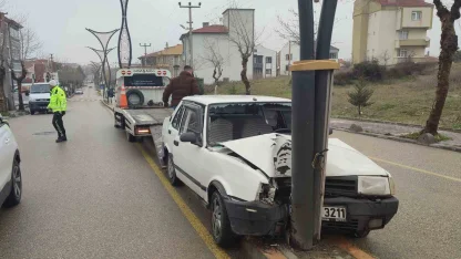 Keşan’da aydınlatma direğine çarpan otomobildeki 2 kişi yaralandı