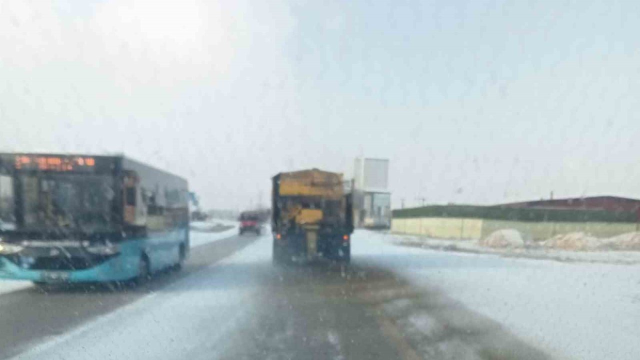 Kırıkkale’de yollarda buzlanmaya karşı tuzlama çalışması