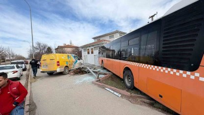 Kırşehir’de kargo aracı belediye otobüsüne çarptı