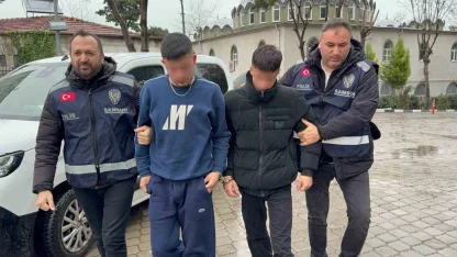 Kız meselesinden bıçaklı kavgada 2 kişi hastanelik oldu