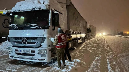 Kızılay’dan Tendürek Geçidi’nde sürücülere sıcak destek