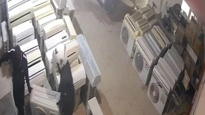 Klimayı çalarken önce kameraya, sonra polise yakalandılar