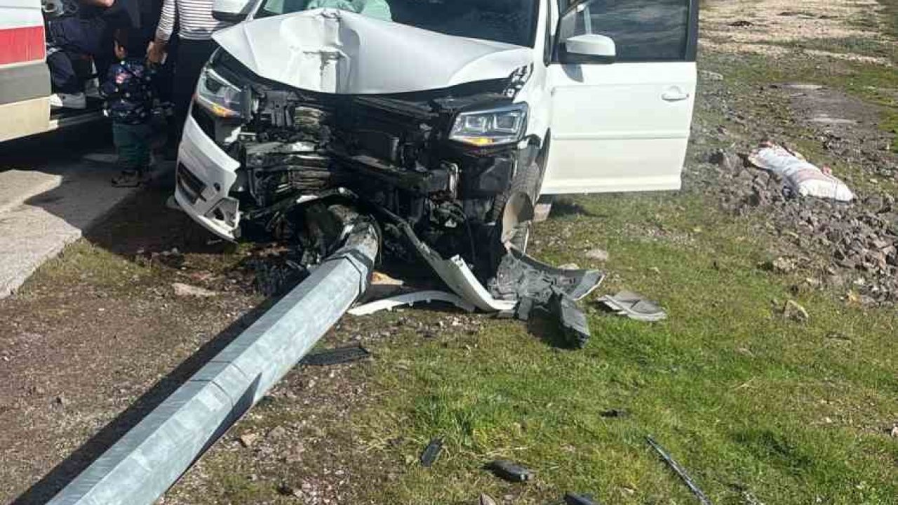 Kocaeli’de elektrik direğine çarpan otomobilin sürücüsü ağır yaralandı