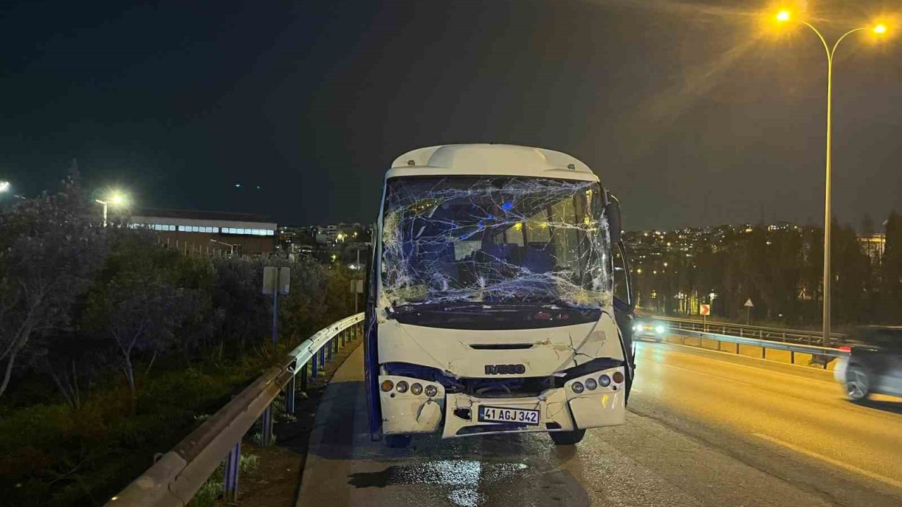 Kocaeli’de servis minibüsü tıra çarptı: 6 yaralı