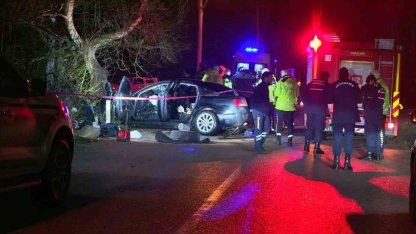 Kontrolden çıkan araç ağaca çarptı: 2 ölü, 2 yaralı