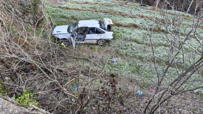 Kontrolden çıkan otomobil şarampole uçtu: 3 yaralı