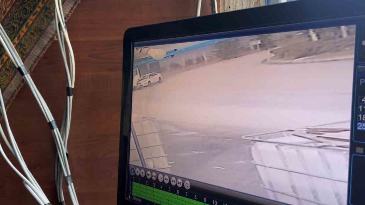 Kontrolden çıkan otomobilin çarptığı tırın deposu patladı