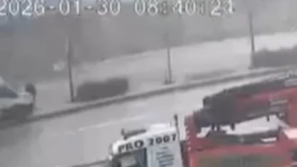 Kontrolden çıkan servis refüje çıktı: Ölümden saniyelerle kurtuluş kamerada