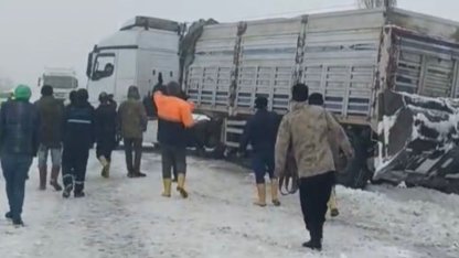 Kontrolden çıkan tır yolu kapattı, kilometrelerce araç kuyruğu oluştu