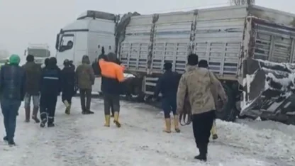 Kontrolden çıkan tır yolu kapattı, kilometrelerce araç kuyruğu oluştu