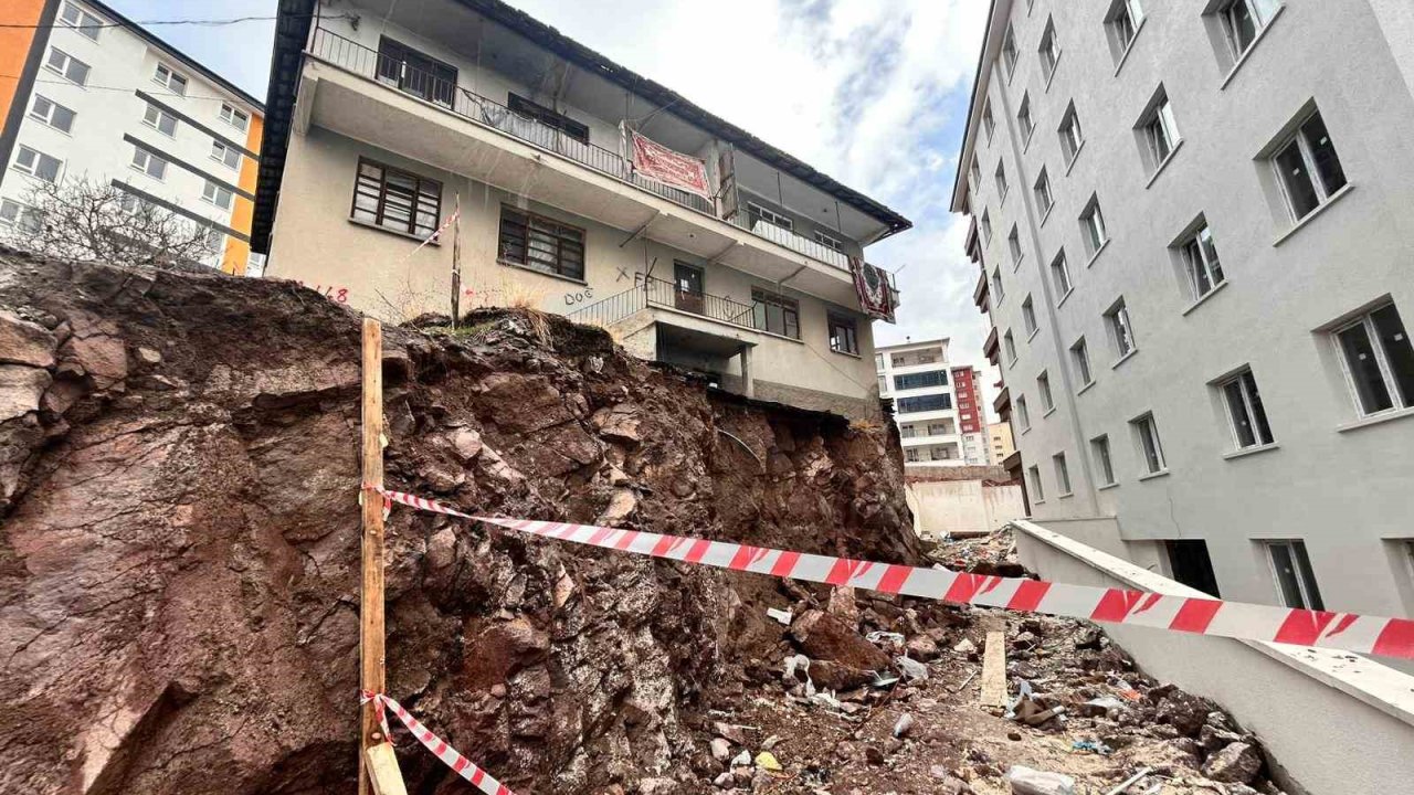 Kontrolsüz inşaat çalışması bitişiğindeki binanın temelinde hasara neden oldu