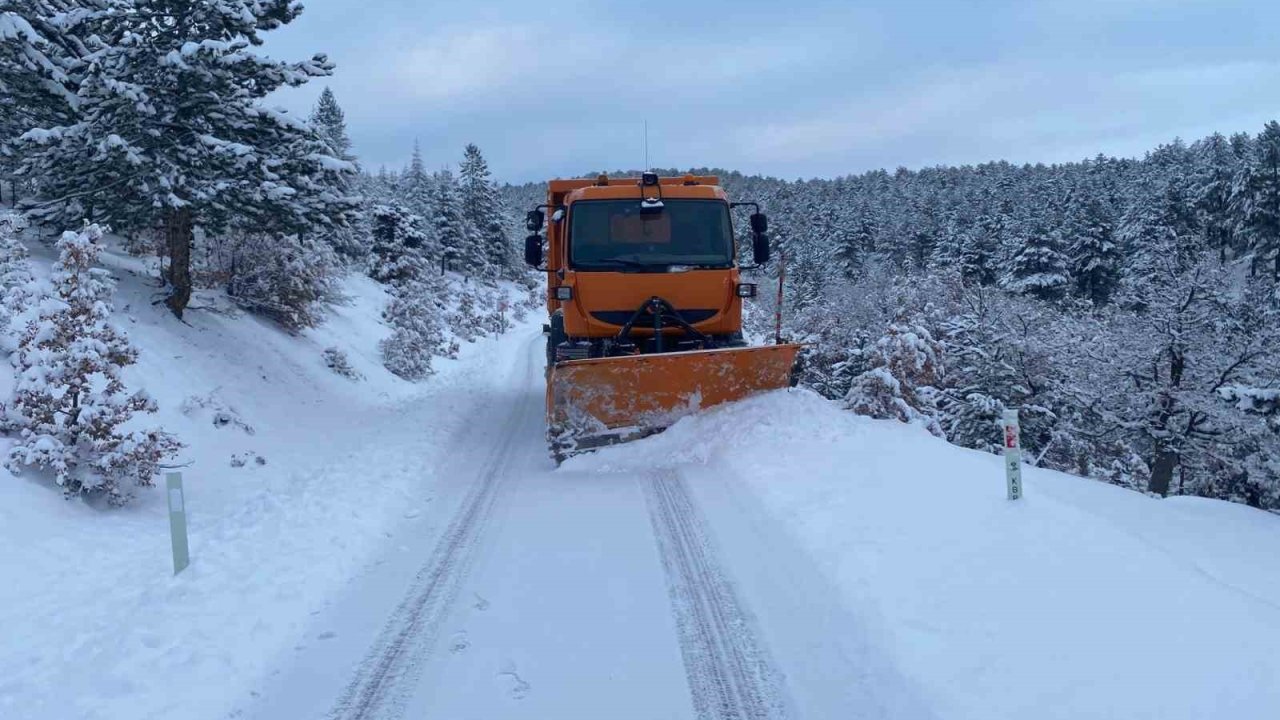 Konya Büyükşehir 31 ilçede 790 araçla kar mesaisinde