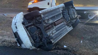 Konya’da otomobil refüje devrildi: 4 yaralı