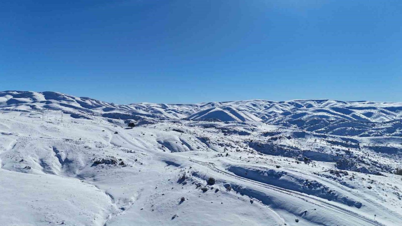 Konya’nın çatısında kar yağışı yüzleri güldürdü