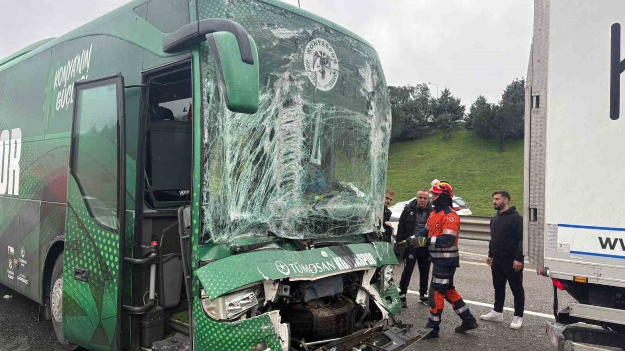 Konyaspor U-19 futbol takımını taşıyan otobüs kaza yaptı: 3 yaralı