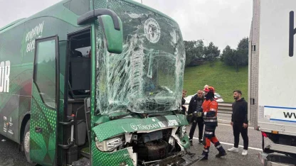 Konyaspor U-19 futbol takımını taşıyan otobüs kaza yaptı: 3 yaralı