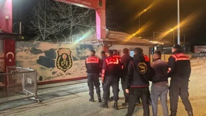 Köy evlerini soyan 3 kişilik hırsızlık ekibi, çalıntı eşyaları hurdacıya satarken yakalandı